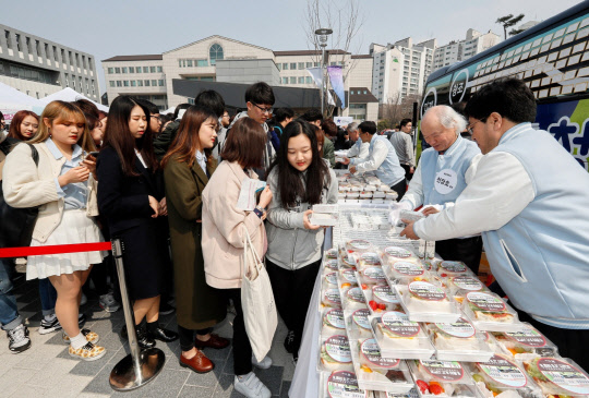 광운대학교(총장 천장호)는 21일 광운대 캠퍼스 비마관 앞 광장에서 대통령직속 청년위원회(위원장 박용호)에서 운영하는 2017년 '찾아가는 청년버스' 출정식을 가졌다. 2017년 찾아가는 청년버스는 올해 광운대를 시작으로 총 15개 대학을 찾아갈 예정이다. 광운대 제공
